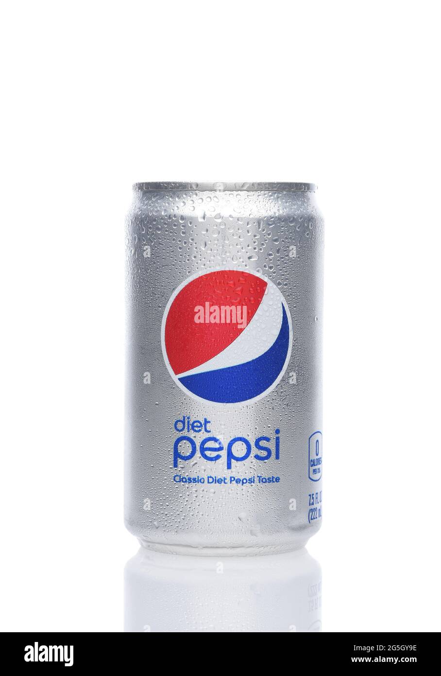 IRVINE, KALIFORNIEN - 26. JUNI 2021: Eine 7.5 Unzen Dose von Diet Pepsi auf weiß mit Reflexion. Stockfoto