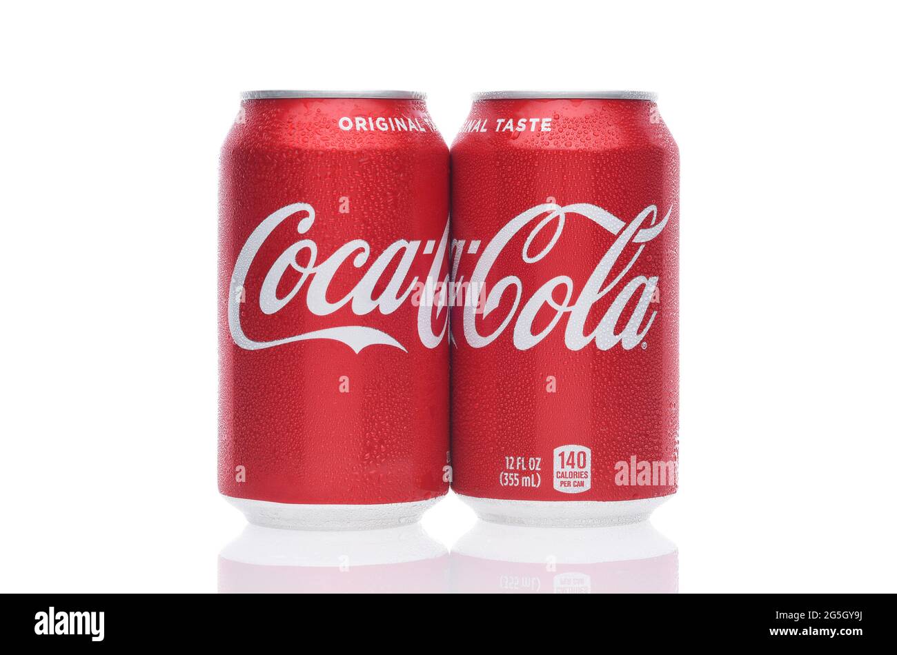 IRVINE, KALIFORNIEN - 26. JUNI 2021: Zwei Dosen Coca-Cola. Cola ist eines der beliebtesten kohlensäurehaltigen Getränke der Welt. Stockfoto