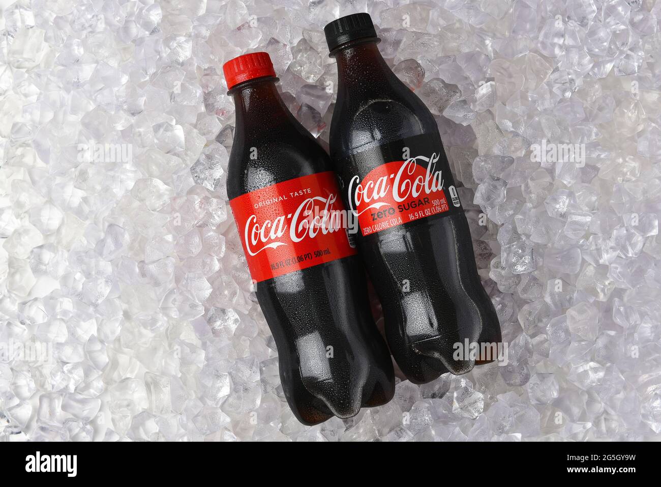 IRVINE, KALIFORNIEN - 26. JUNI 2021: Eine Flasche Coca-Cola und Coca-Cola Zero in einem Eisbett. Stockfoto