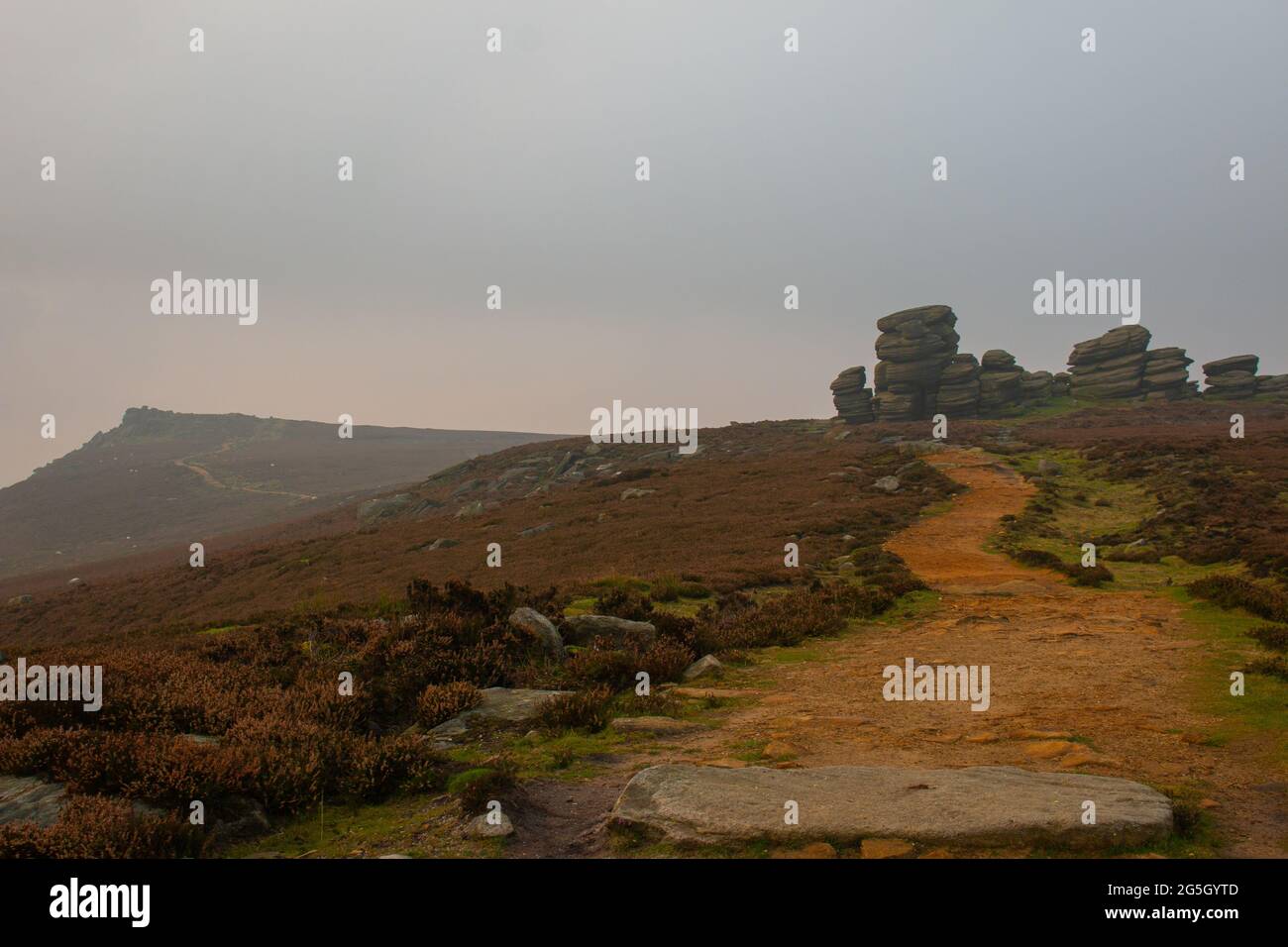 Der Wanderweg rund um das Ladybower Reservoir bei Sonnenuntergang im Nebel, Peak District, Derbyshire, England Stockfoto