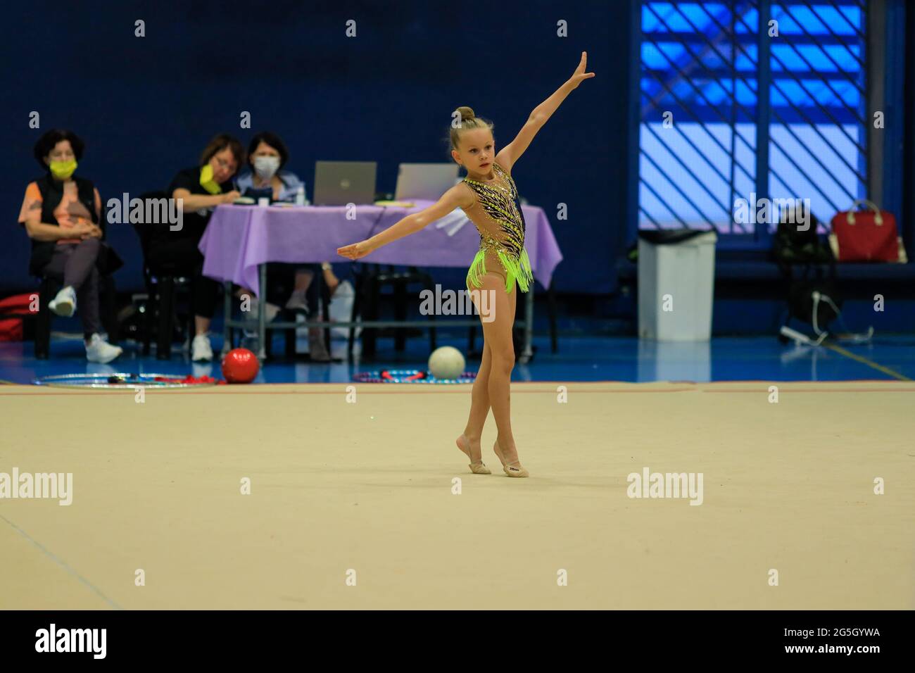 Porträt einer jungen Turnerin. Porträt eines 8-jährigen Mädchens in rhythmischen Turnwettbewerben Stockfoto