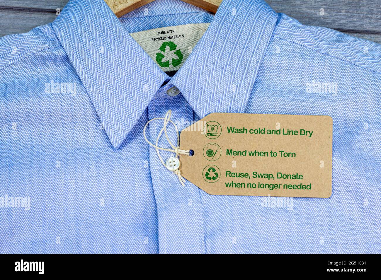 Hergestellt aus recycelten Materialien Hemd mit nachhaltigem Fashion Care Label, kalt waschen, trocknen, reparieren und reparieren, wiederverwenden, Tauschen oder spenden Sie mit Symbolen Stockfoto