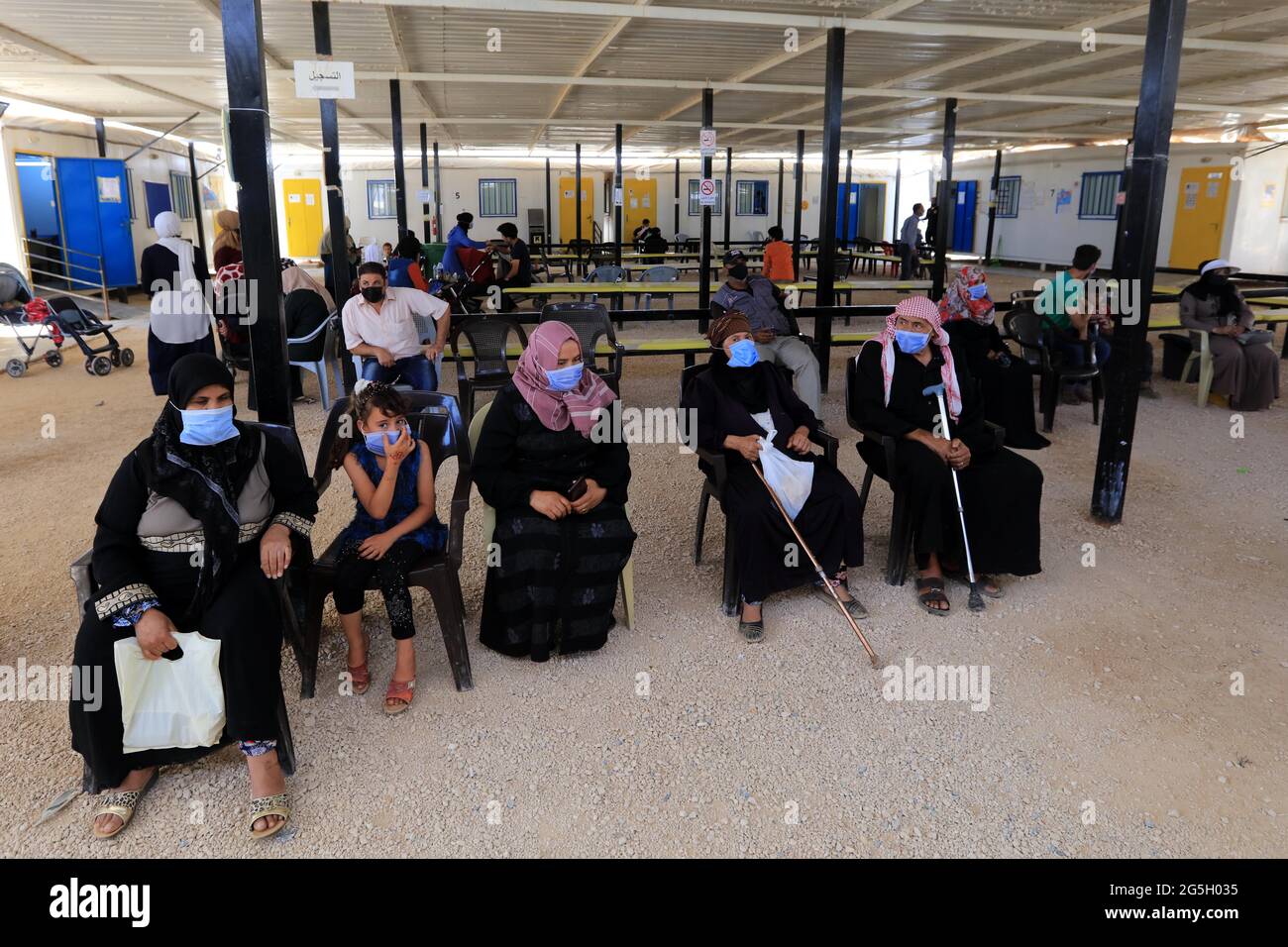 Zaatari, Jordanien. Juni 2021. Syrische Flüchtlinge warten am 27. Juni 2021 in einem medizinischen Zentrum im Flüchtlingslager Zaatari in Zaatari, Jordanien, auf den Erhalt des Impfstoffs COVID-19. Von rund 29,000 Flüchtlingen, die für den Impfstoff COVID-19 in Zaatari in Frage kommen, haben bis jetzt etwa 45 % von ihnen mindestens ihre erste Dosis des Impfstoffs erhalten, teilte das UN-Flüchtlingshilfswerk (UNHCR) Jordan am Sonntag Xinhua mit. Quelle: Mohammad Abu Ghosh/Xinhua/Alamy Live News Stockfoto