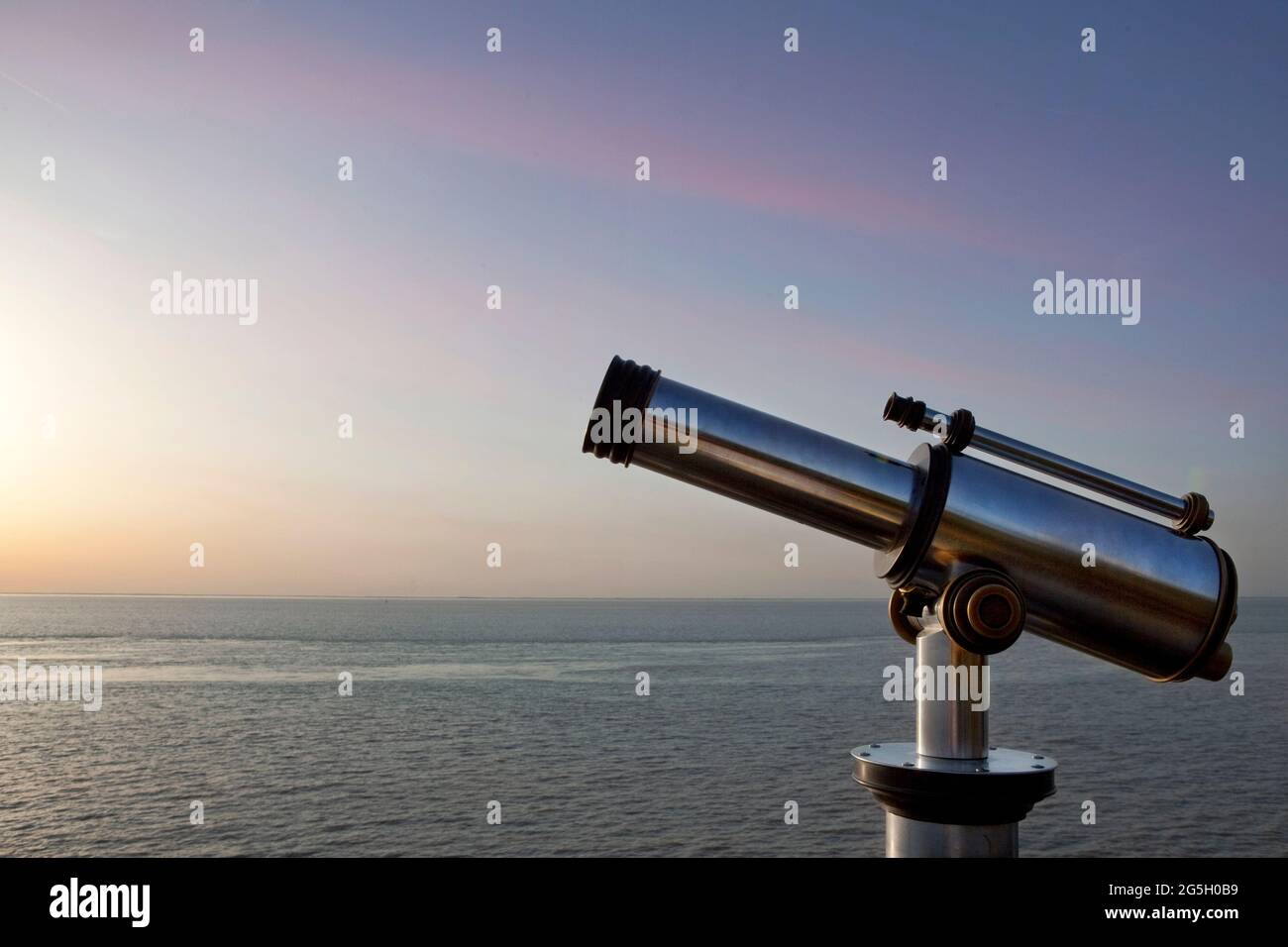Teleskopausblick vor dem Meer Stockfoto