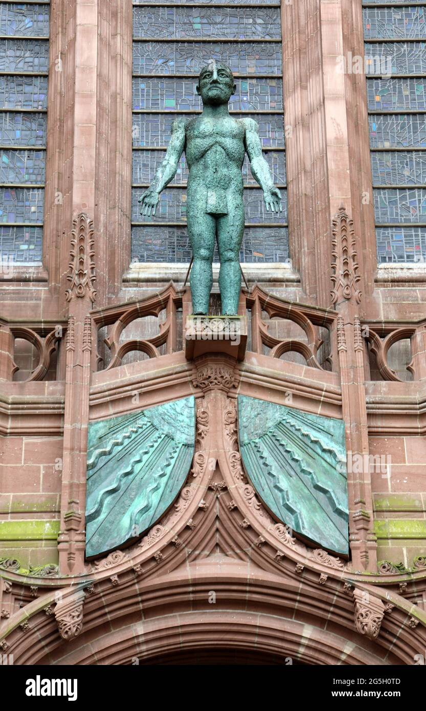 Skulptur von Elisabeth Frink in der Liverpool Cathedral Stockfoto