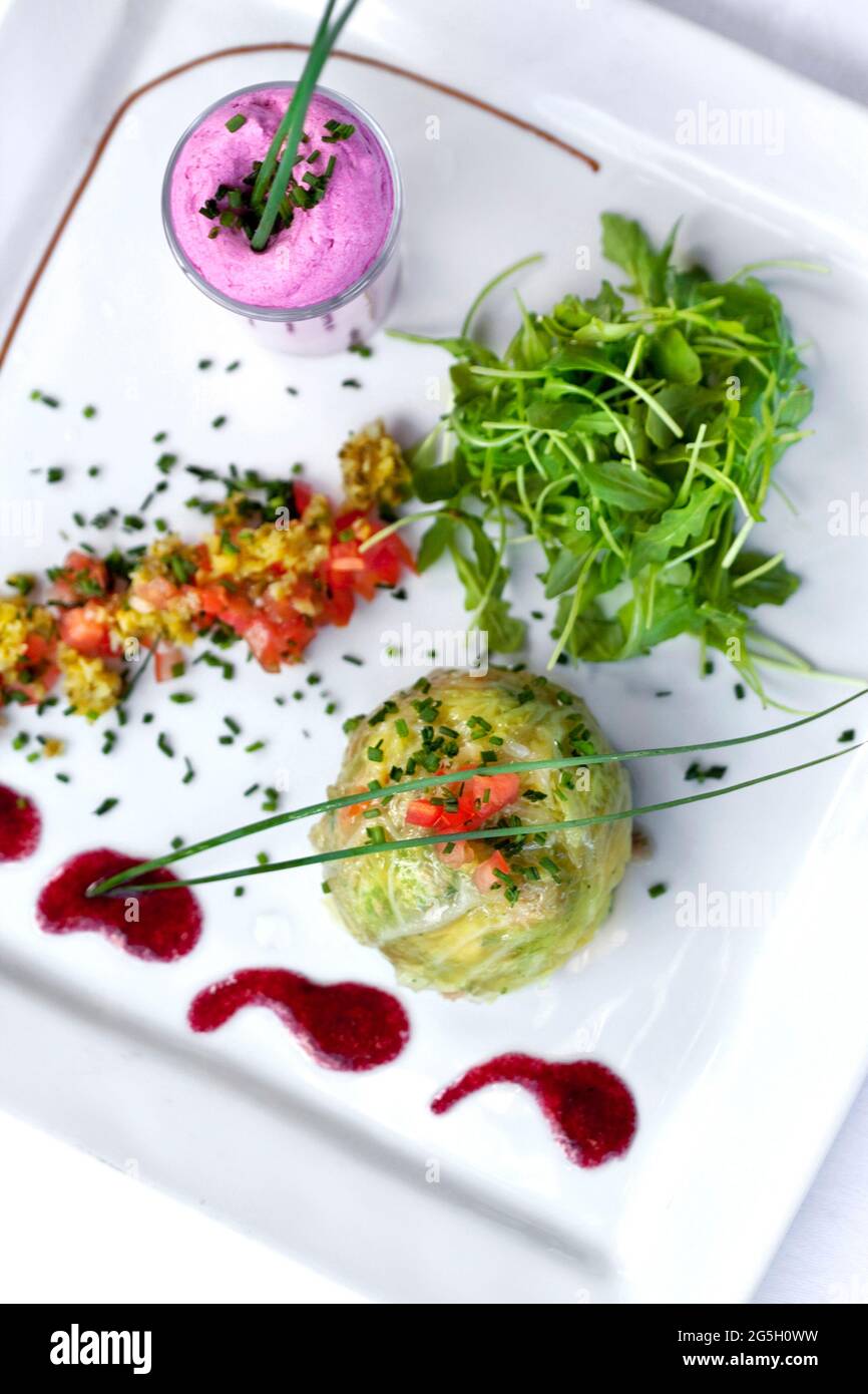 Gefüllter Kohl mit grünem Salat und Rote Beete Mousse Stockfoto