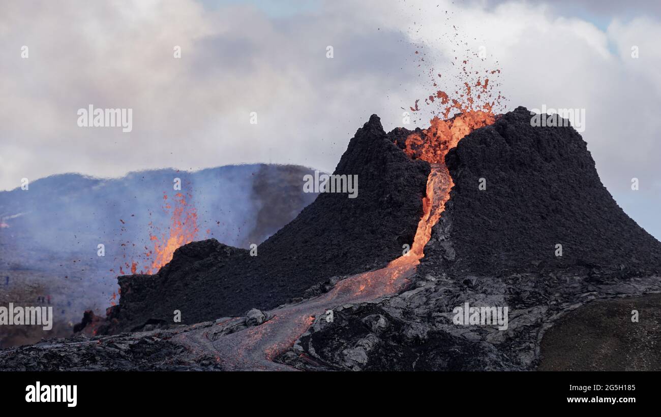 Der anhaltende Vulkanausbruch im Mt Fagradalsfjall, Südwest-Island. Der Ausbruch begann im März 2021, nur 30 km von Reykjavík entfernt. Stockfoto