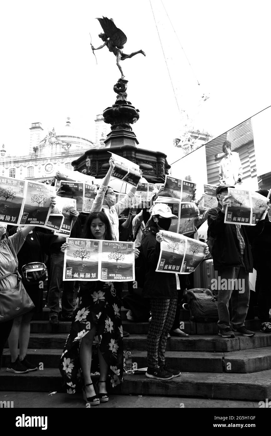 Demonstranten trauerten am 27. Juni 2021 im Piccadilly Circus um das Ende der Medienfreiheit mit der Schließung der Zeitung Apple Daily in Hongkong. Stockfoto