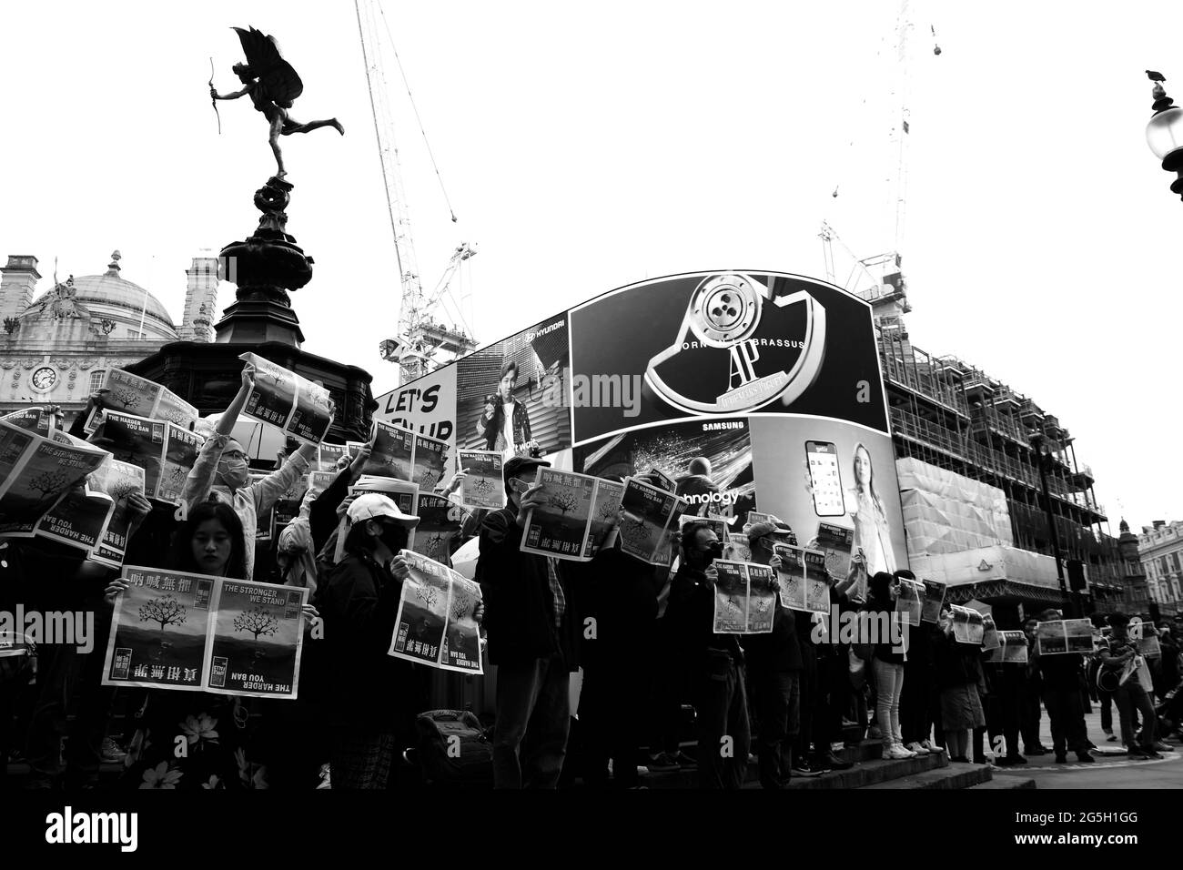 Demonstranten trauerten am 27. Juni 2021 im Piccadilly Circus um das Ende der Medienfreiheit mit der Schließung der Zeitung Apple Daily in Hongkong. Stockfoto