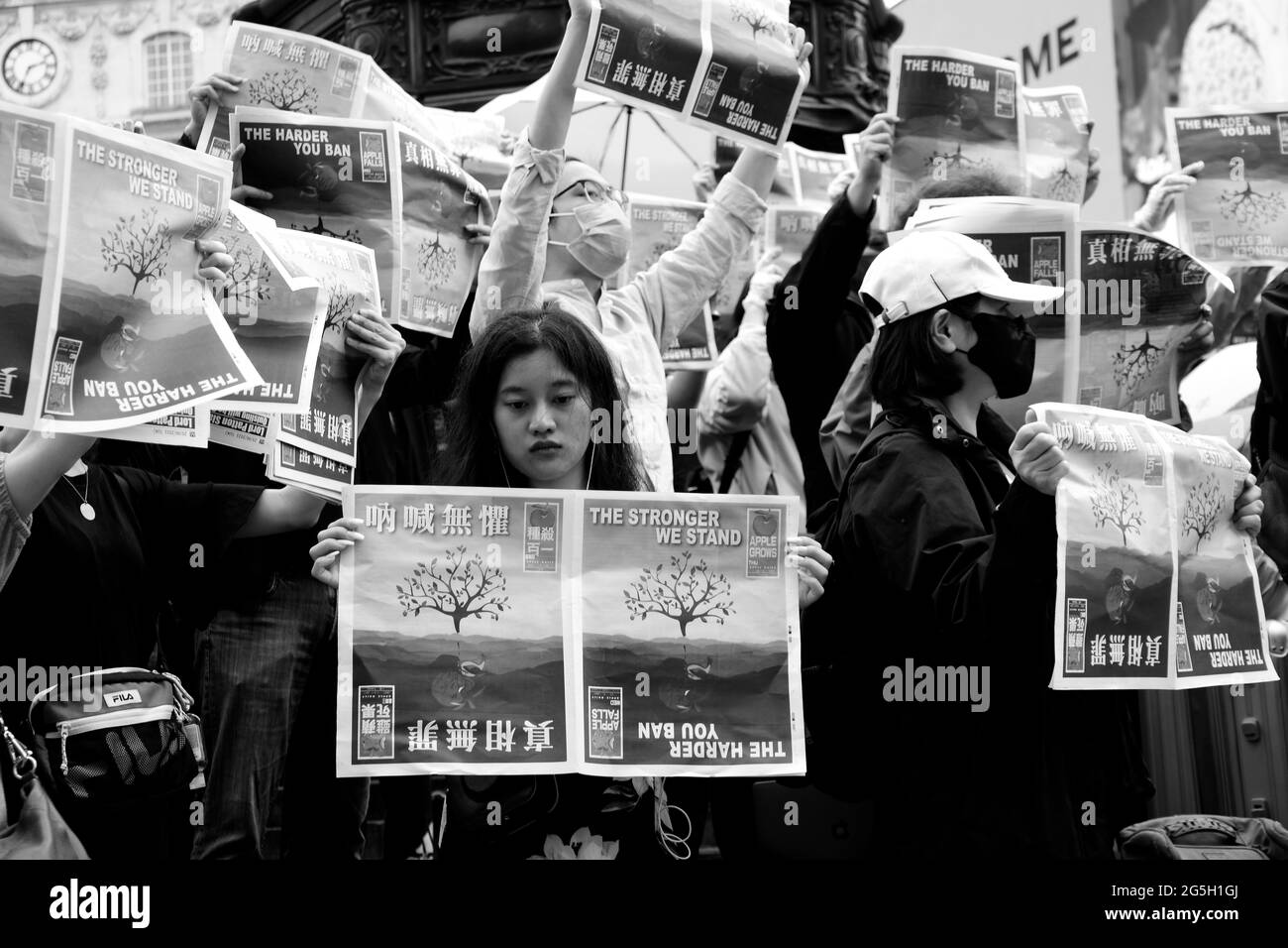 Demonstranten trauerten am 27. Juni 2021 im Piccadilly Circus um das Ende der Medienfreiheit mit der Schließung der Zeitung Apple Daily in Hongkong. Stockfoto