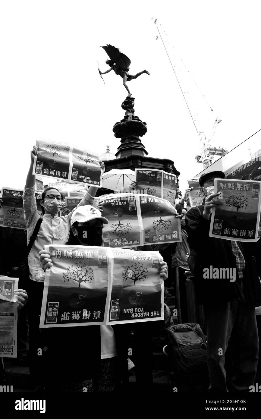 Demonstranten trauerten am 27. Juni 2021 im Piccadilly Circus um das Ende der Medienfreiheit mit der Schließung der Zeitung Apple Daily in Hongkong. Stockfoto
