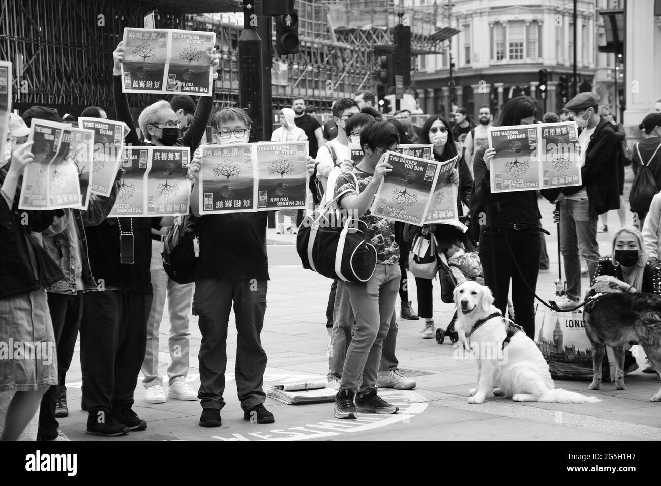 Demonstranten trauerten am 27. Juni 2021 im Piccadilly Circus um das Ende der Medienfreiheit mit der Schließung der Zeitung Apple Daily in Hongkong. Stockfoto