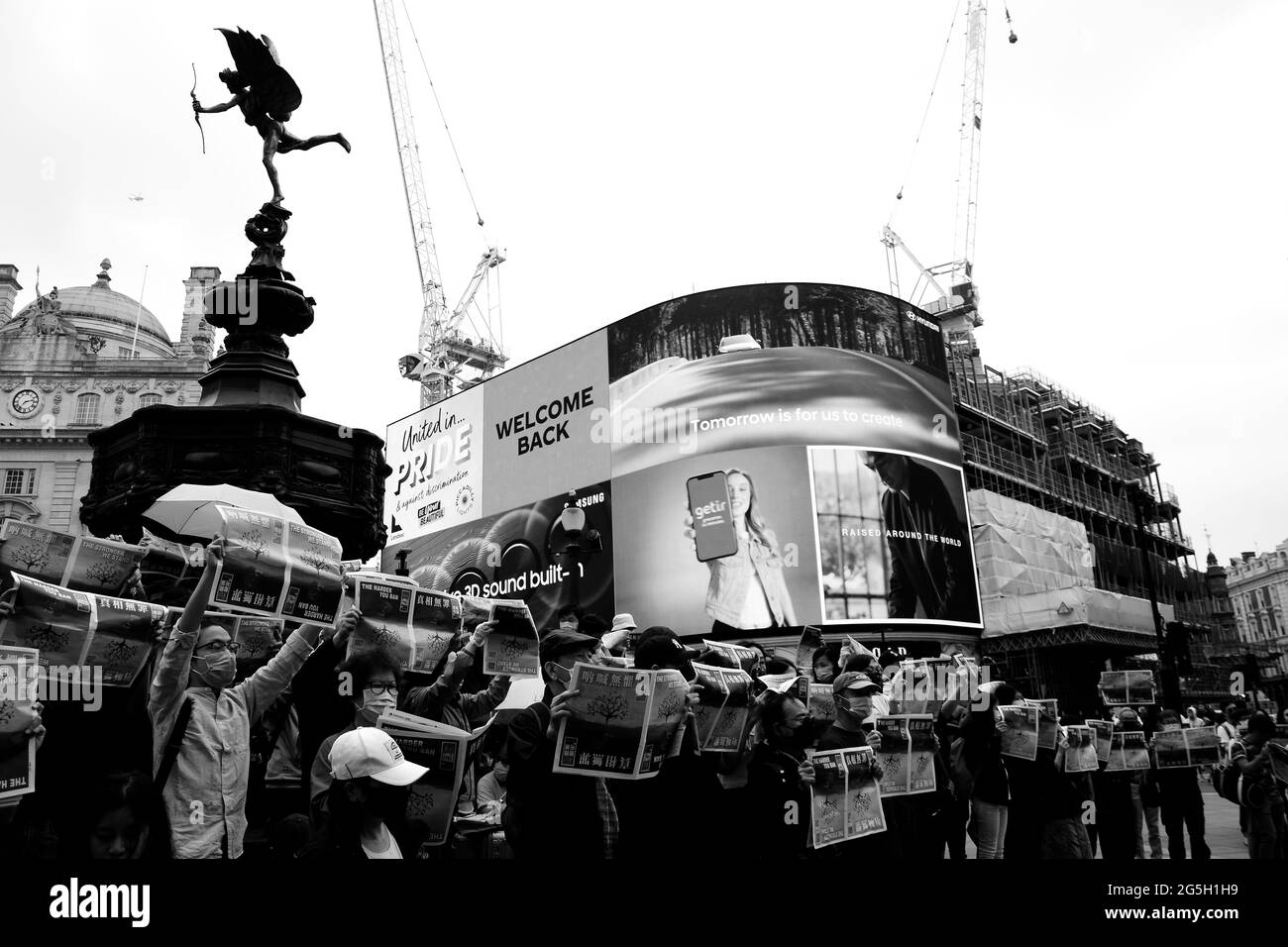 Demonstranten trauerten am 27. Juni 2021 im Piccadilly Circus um das Ende der Medienfreiheit mit der Schließung der Zeitung Apple Daily in Hongkong. Stockfoto