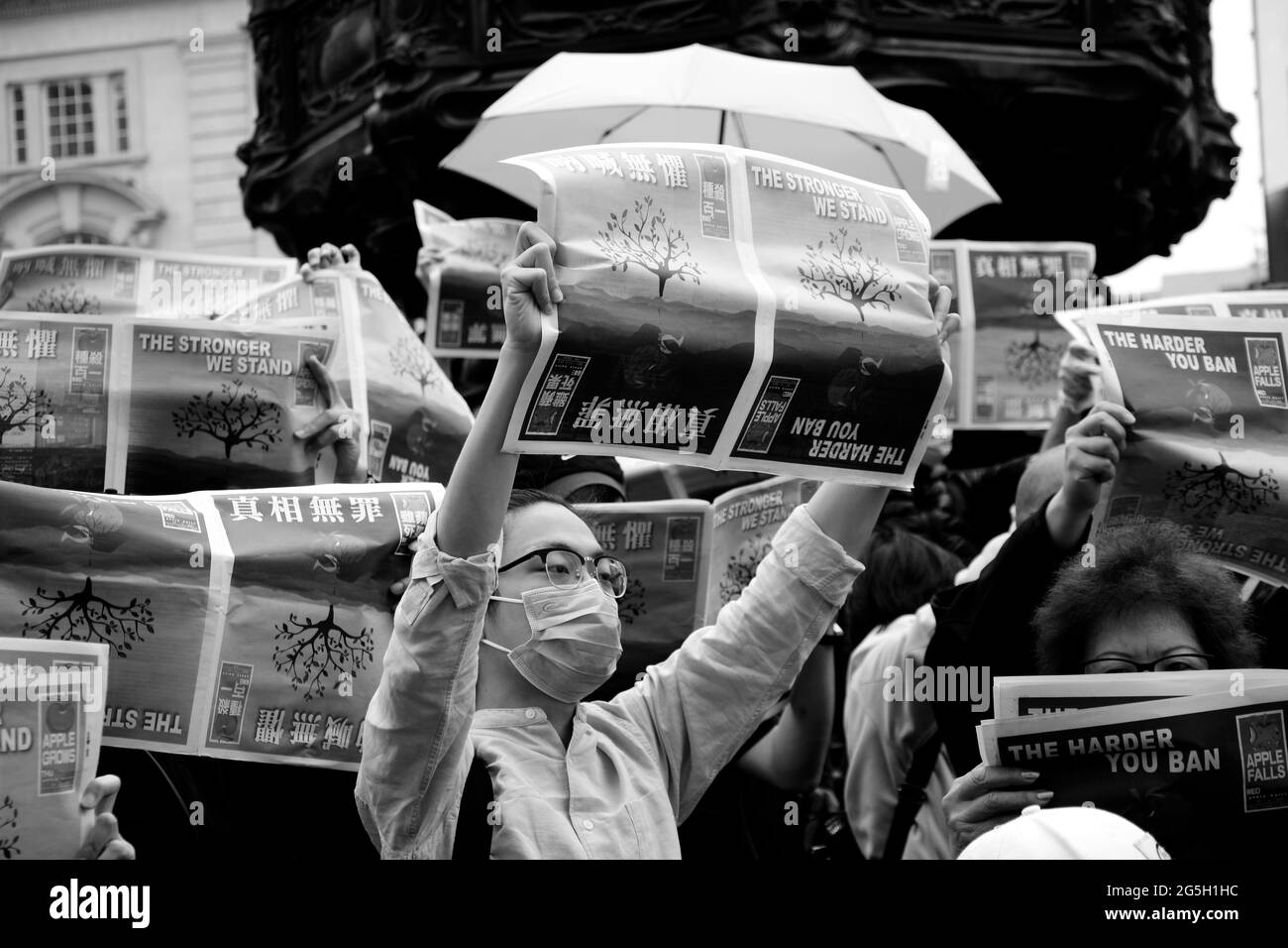 Demonstranten trauerten am 27. Juni 2021 im Piccadilly Circus um das Ende der Medienfreiheit mit der Schließung der Zeitung Apple Daily in Hongkong. Stockfoto