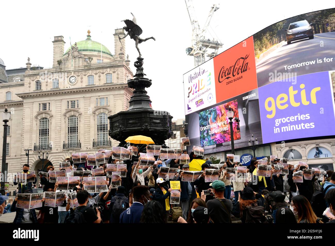 Demonstranten trauerten am 27. Juni 2021 im Piccadilly Circus um das Ende der Medienfreiheit mit der Schließung der Zeitung Apple Daily in Hongkong. Stockfoto