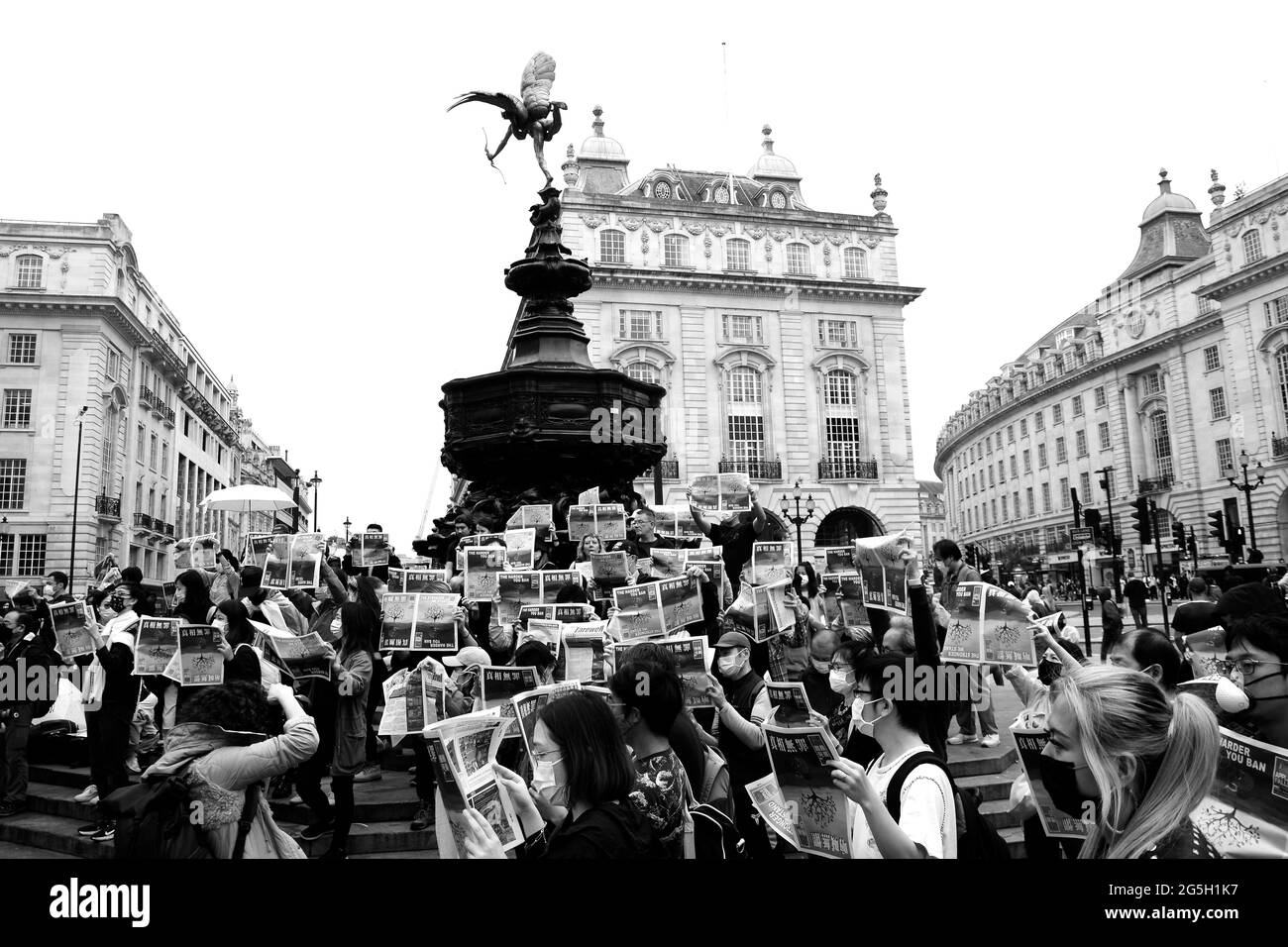 Demonstranten trauerten am 27. Juni 2021 im Piccadilly Circus um das Ende der Medienfreiheit mit der Schließung der Zeitung Apple Daily in Hongkong. Stockfoto