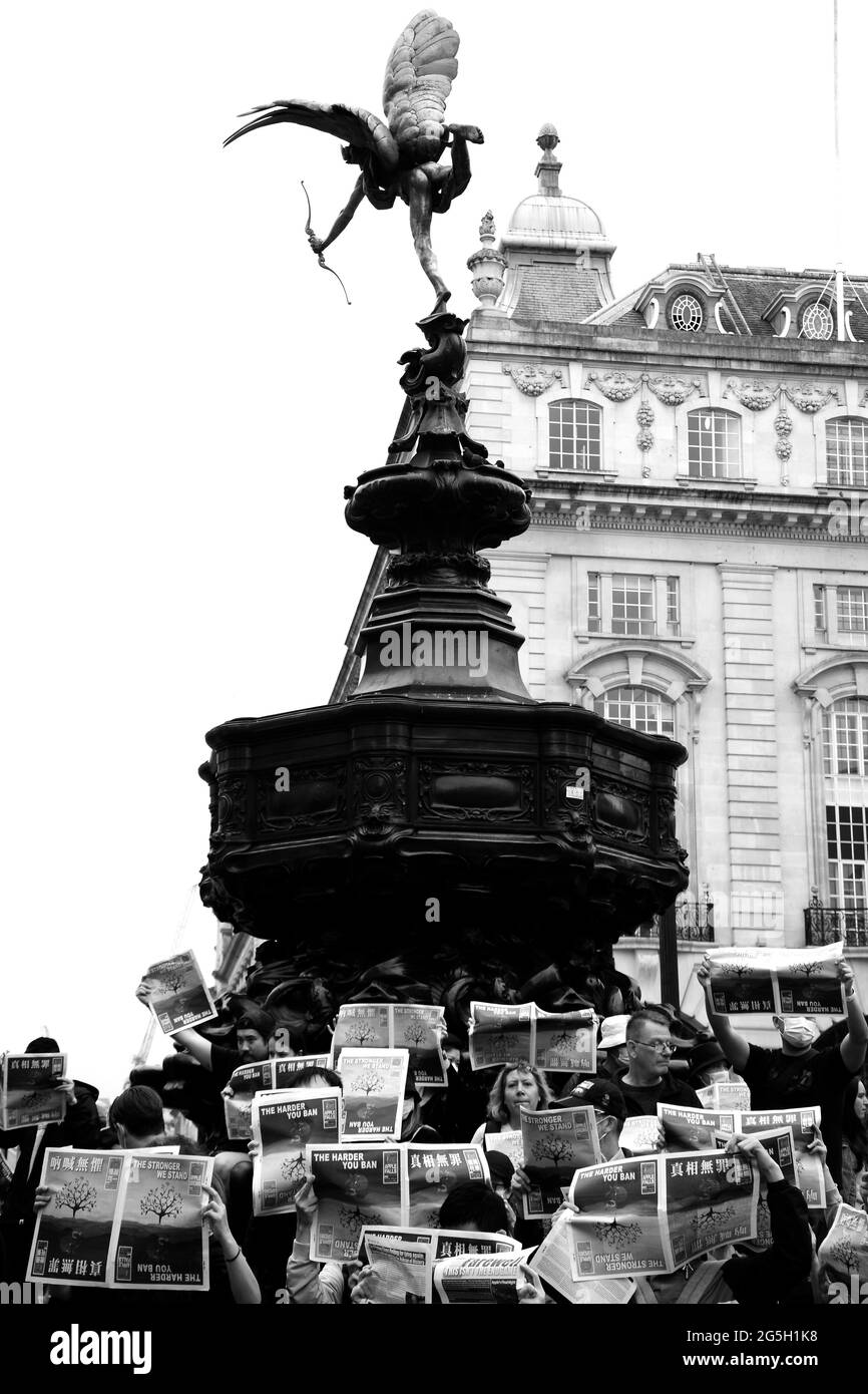 Demonstranten trauerten am 27. Juni 2021 im Piccadilly Circus um das Ende der Medienfreiheit mit der Schließung der Zeitung Apple Daily in Hongkong. Stockfoto