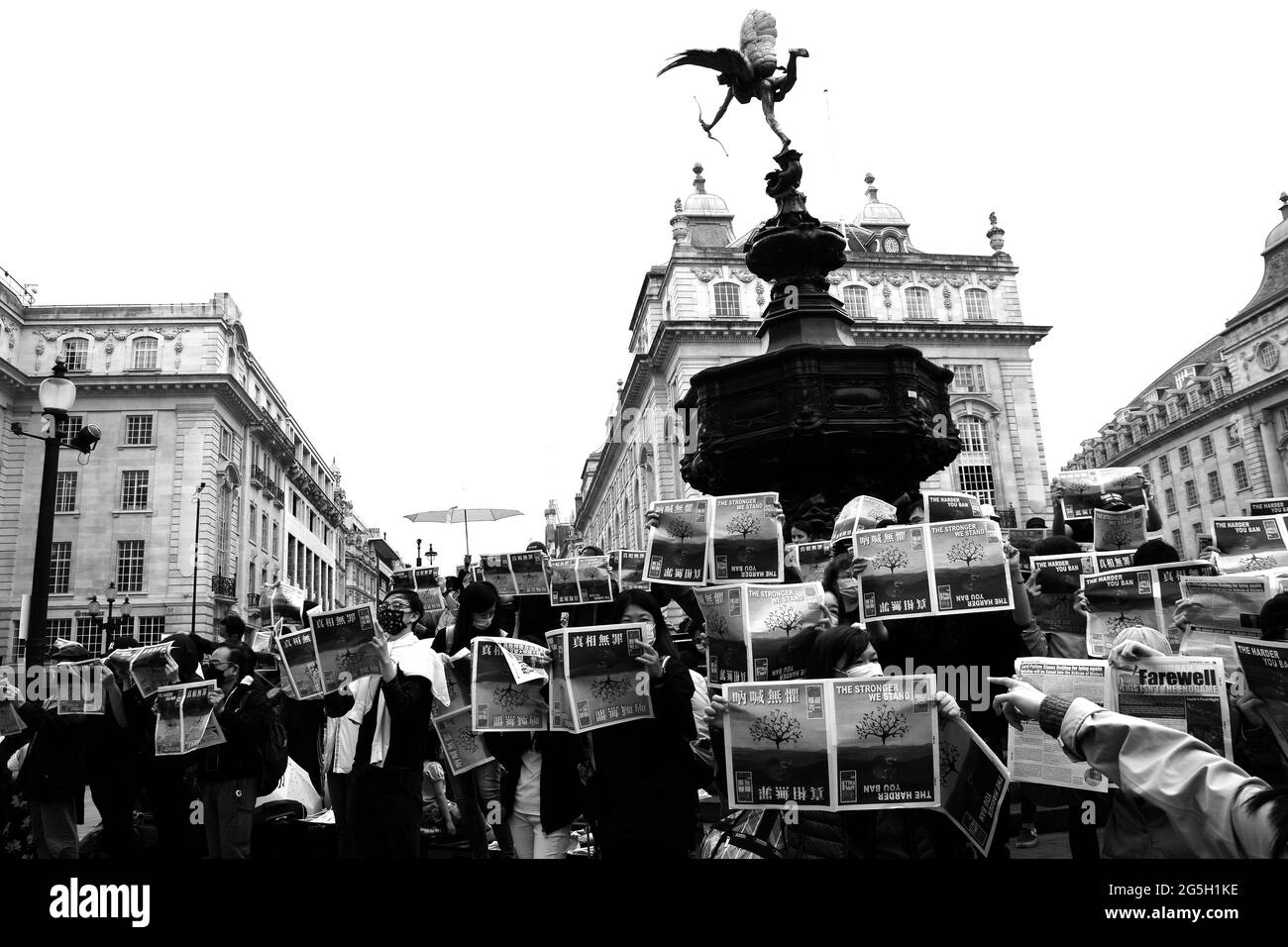Demonstranten trauerten am 27. Juni 2021 im Piccadilly Circus um das Ende der Medienfreiheit mit der Schließung der Zeitung Apple Daily in Hongkong. Stockfoto