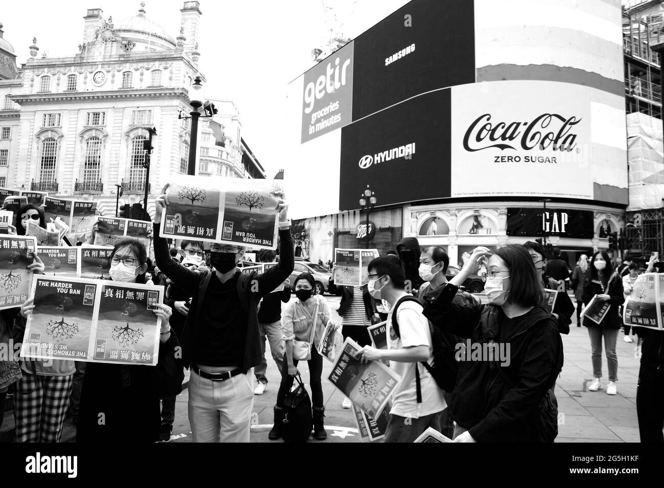 Demonstranten trauerten am 27. Juni 2021 im Piccadilly Circus um das Ende der Medienfreiheit mit der Schließung der Zeitung Apple Daily in Hongkong. Stockfoto