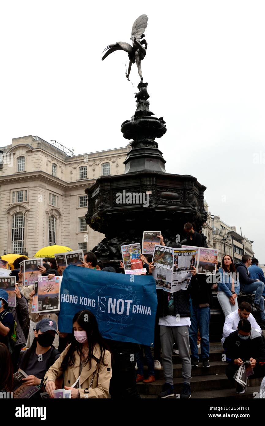 Demonstranten trauerten am 27. Juni 2021 im Piccadilly Circus um das Ende der Medienfreiheit mit der Schließung der Zeitung Apple Daily in Hongkong. Stockfoto