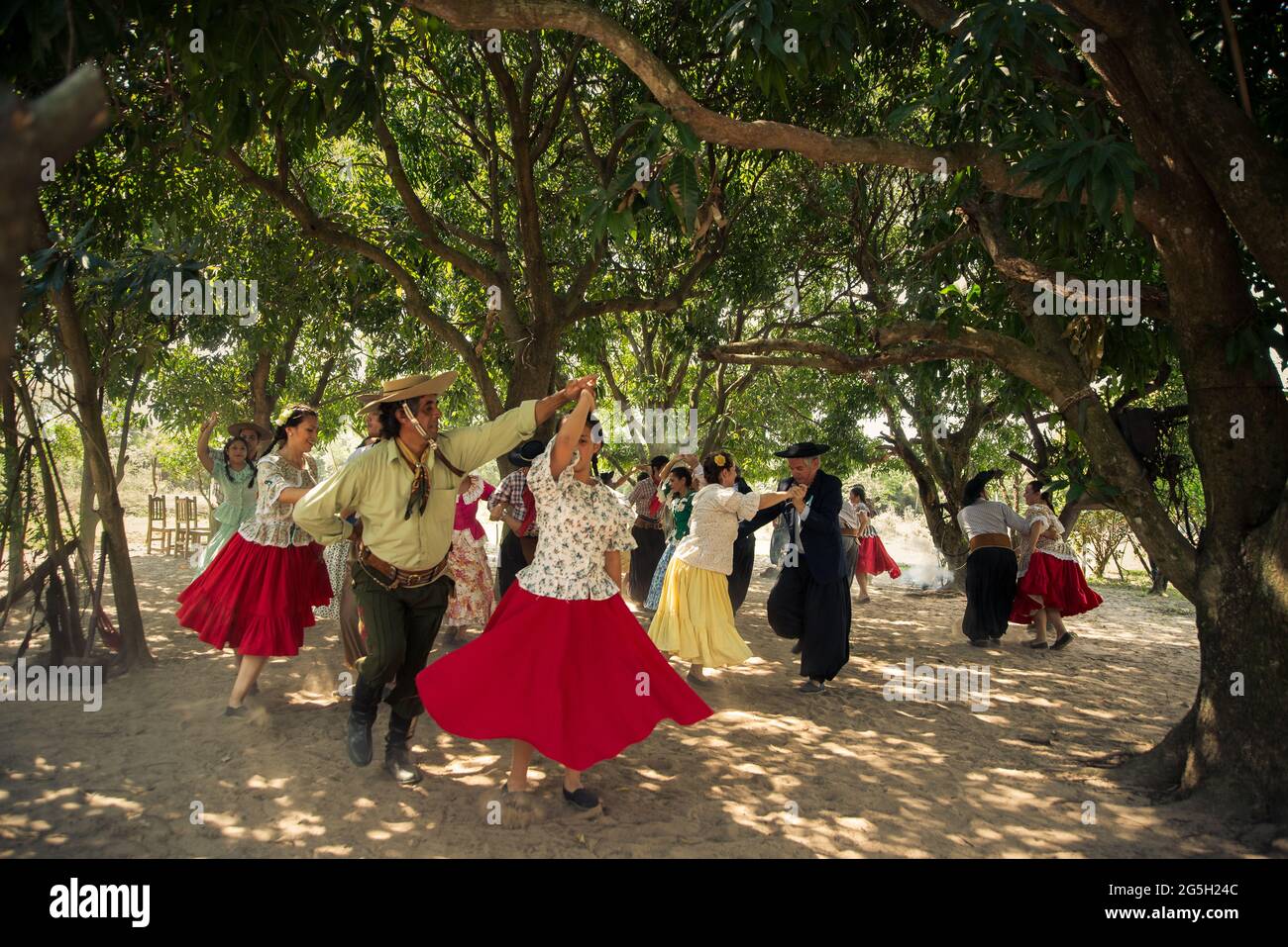 Menschen und Paare tanzen und spielen AUF dem Land in Corrientes, Argentinien, CHAMAM. Stockfoto