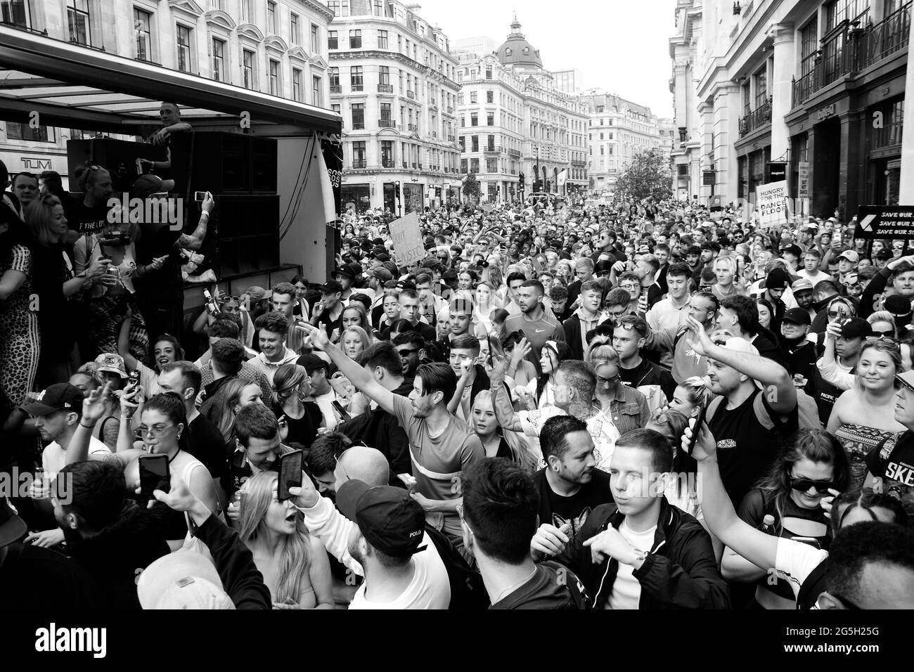 Demonstration „Save our scene“ in Zentral-London gegen die staatliche Behandlung der Künste - Theater, Nachtclubs und Konzerte am 27. Juni 2021. Stockfoto