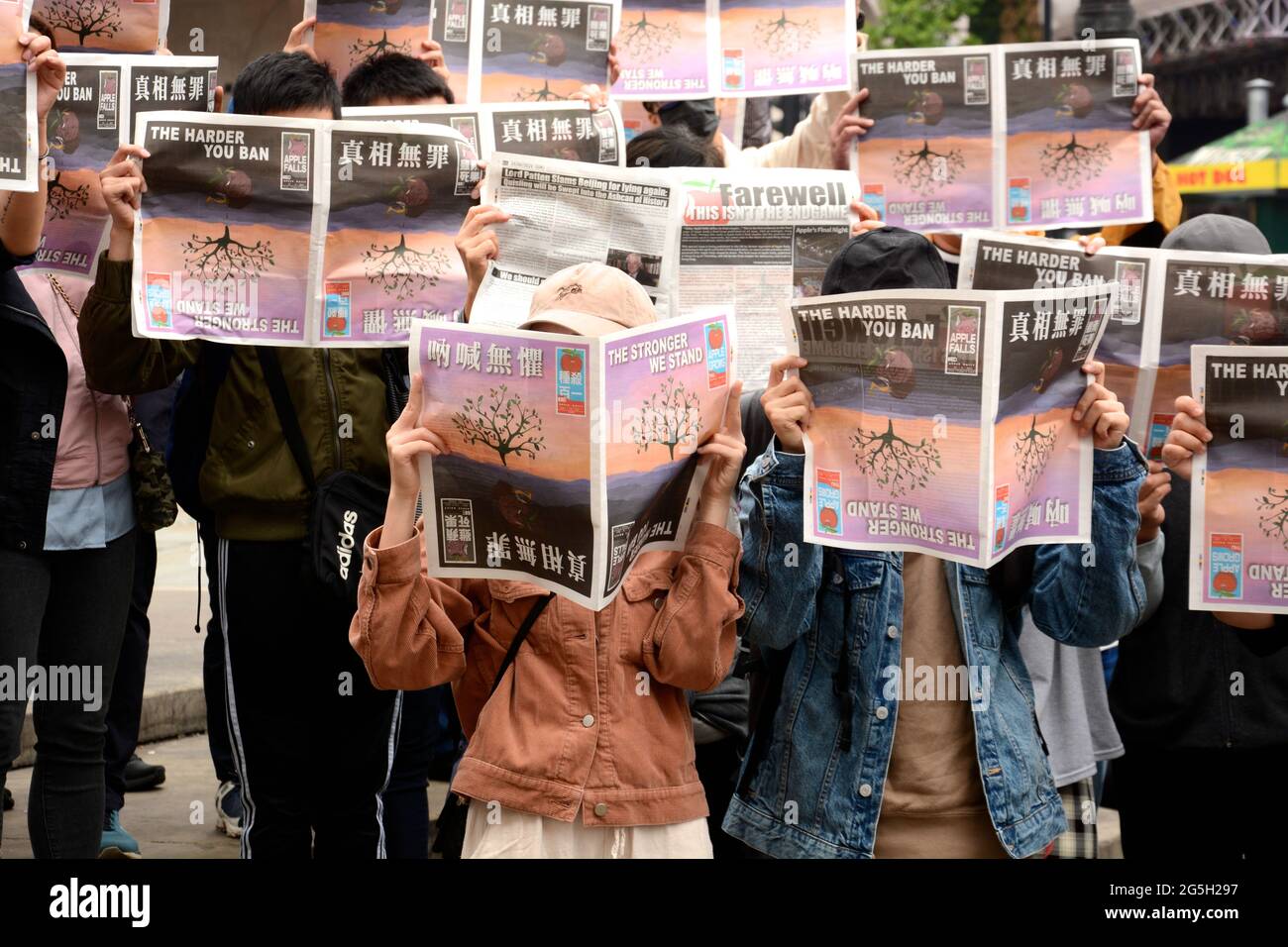 Demonstration im Piccadilly Circus am 27. Juni 2021 gegen Chinas Behandlung von Hongkong mit dem Ende der Medienfreiheit Stockfoto