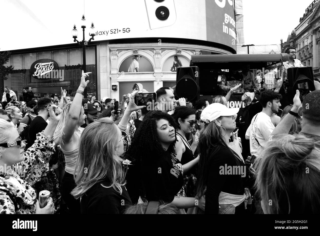 Demonstration „Save our scene“ in Zentral-London gegen die staatliche Behandlung der Künste - Theater, Nachtclubs und Konzerte am 27. Juni 2021. Stockfoto