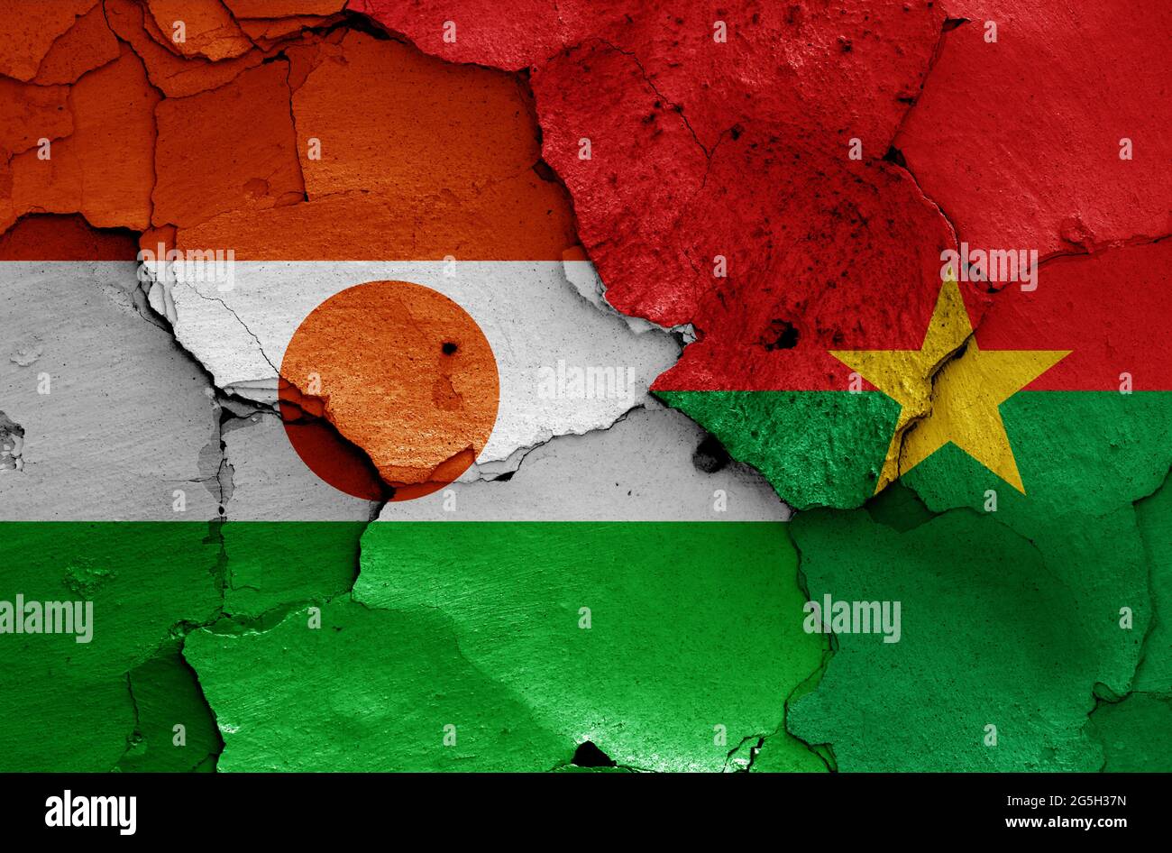 Flaggen von Niger und Burkina Faso auf rissige Wand gemalt Stockfoto