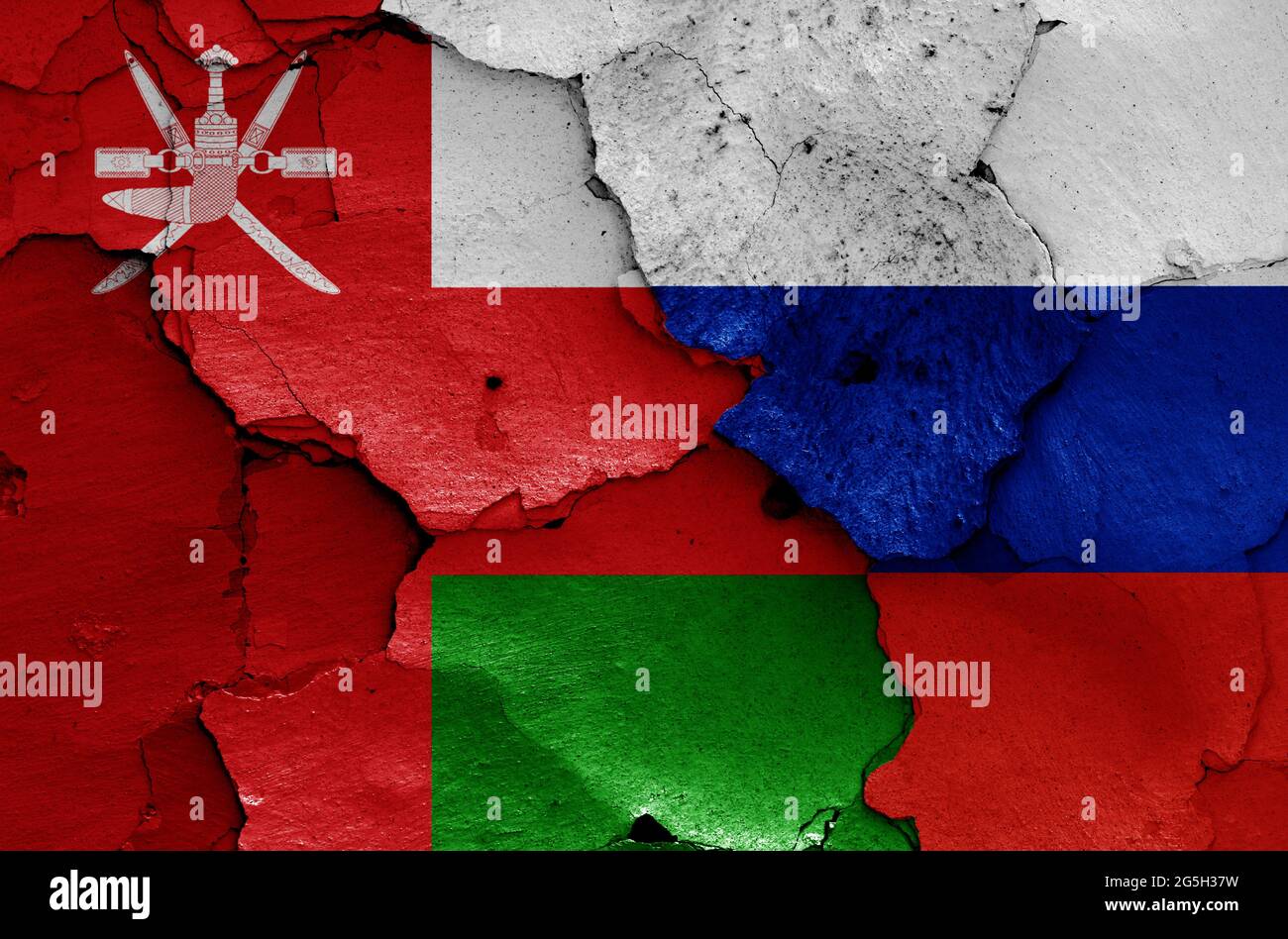 Flaggen von Oman und Russland auf rissige Wand gemalt Stockfoto