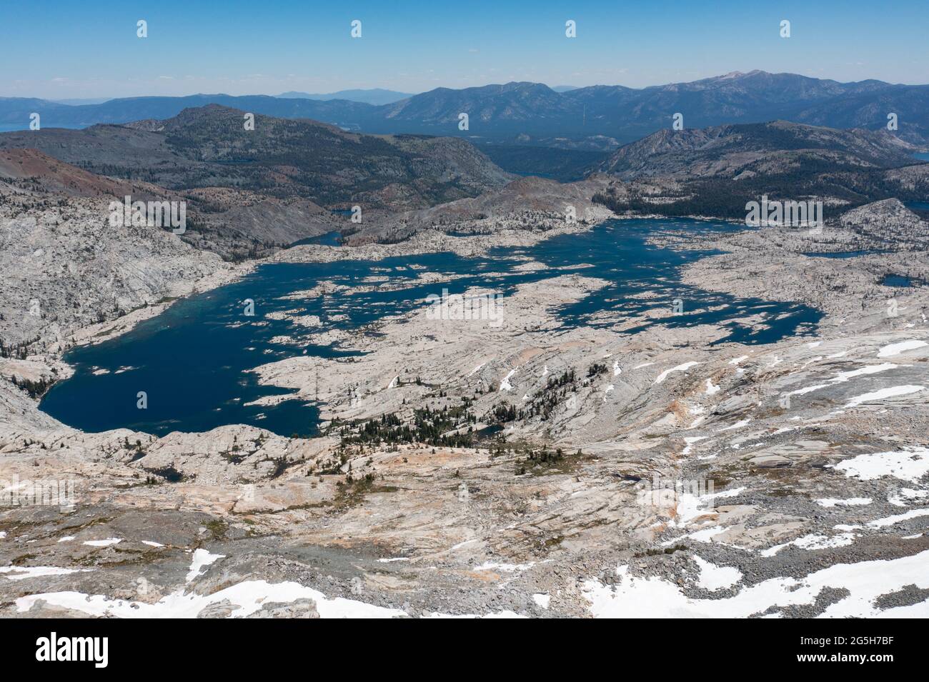 In der Desolation Wilderness liegt der Lake Aloha hoch in den Sierra Nevada Mountains im Norden Kaliforniens. Dieses Gebiet ist staatlich geschützt. Stockfoto