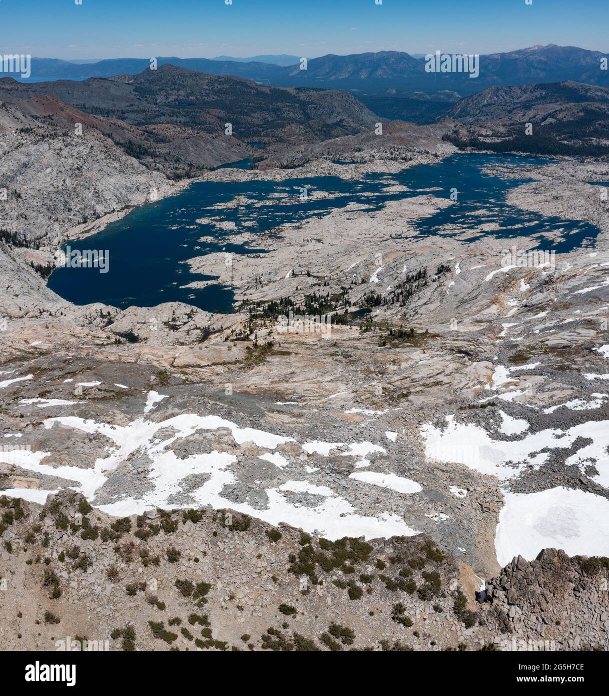 In der Desolation Wilderness liegt der Lake Aloha hoch in den Sierra Nevada Mountains im Norden Kaliforniens. Dieses Gebiet ist staatlich geschützt. Stockfoto