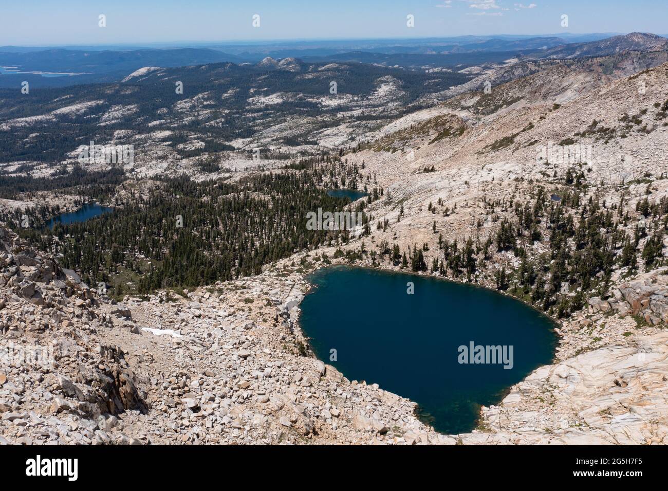 Innerhalb der staatlich geschützten Desolation Wilderness liegt Smith Lake hoch in den zerklüfteten Sierra Nevada Mountains im Norden Kaliforniens. Stockfoto