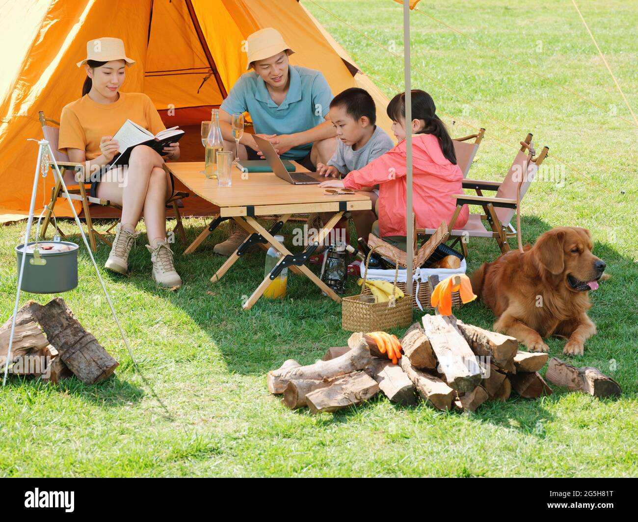 Glückliche Familie von vier und Hund Camping aus qualitativ hochwertige Foto Stockfoto