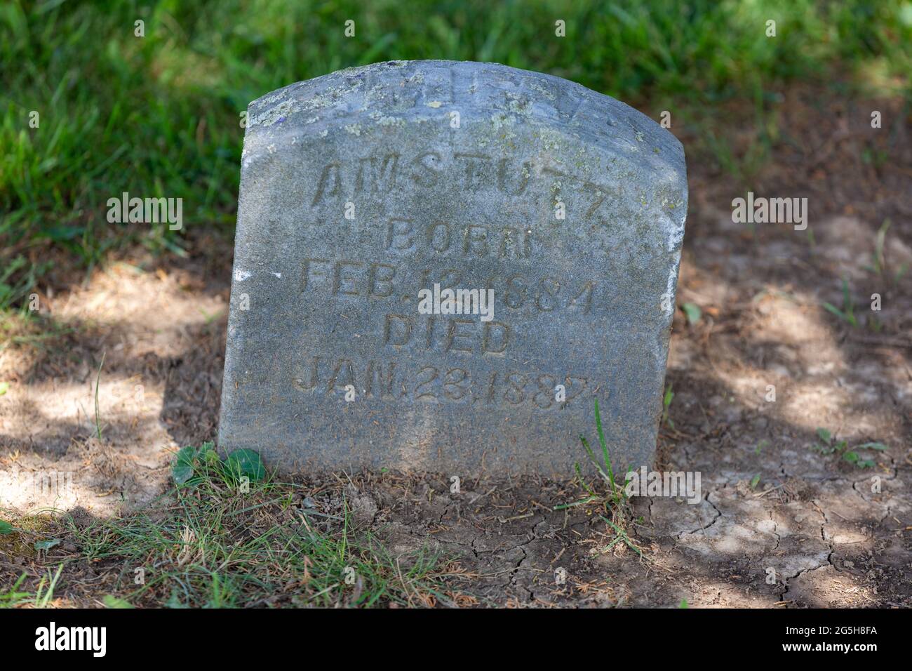 Das Grab von 1887 für ein Amstutz-Kind auf dem Yaggy-Friedhof in der Nähe von Grabill, Indiana, USA. Stockfoto