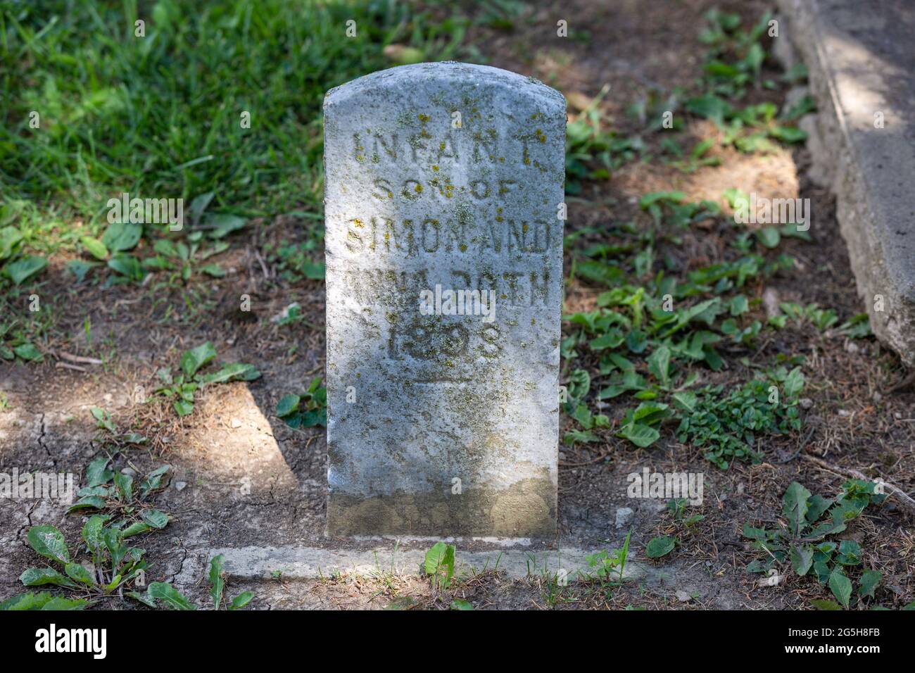 Das Grab von 1898 für einen Roth-Säugling auf dem Yaggy-Friedhof in der Nähe von Grabill, Indiana, USA. Stockfoto