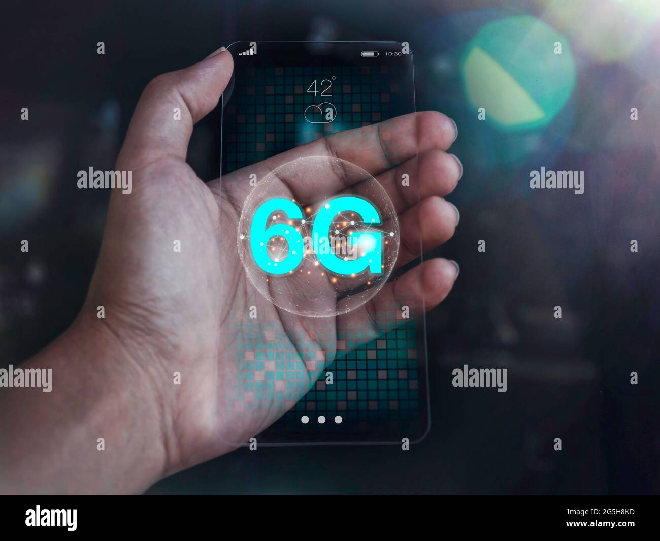 Futuristisches modernes, transparentes Glas-Telefontechnologiekonzept. 6G High-Speed-Netzwerk mobiles Internet auf der Zukunft schlanke transparente Smartphone in der Hand Stockfoto