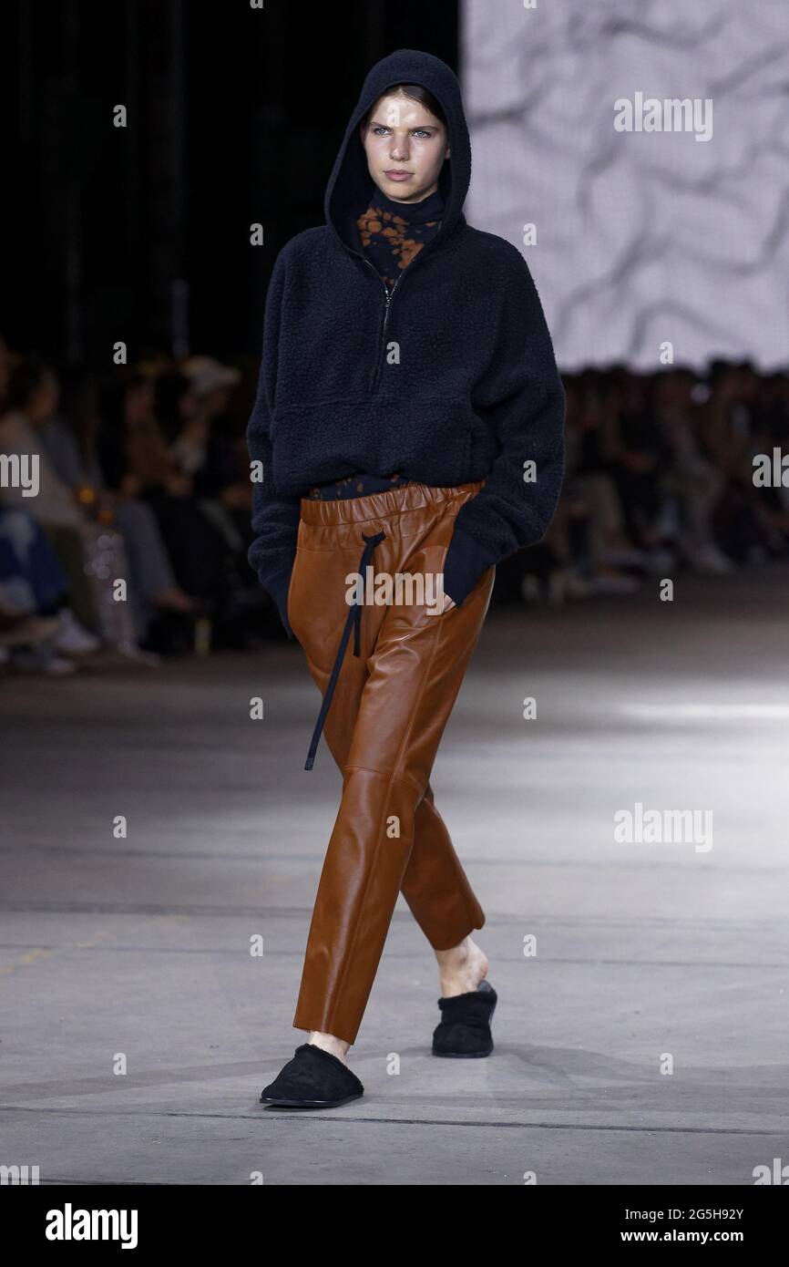 Ein Model läuft auf der Piste während der BASSIKE Winter Collection 2021 Show während der AAFW Resort 2022 Collections bei Carriageworks am 1. Juni 2021 in Sy Stockfoto