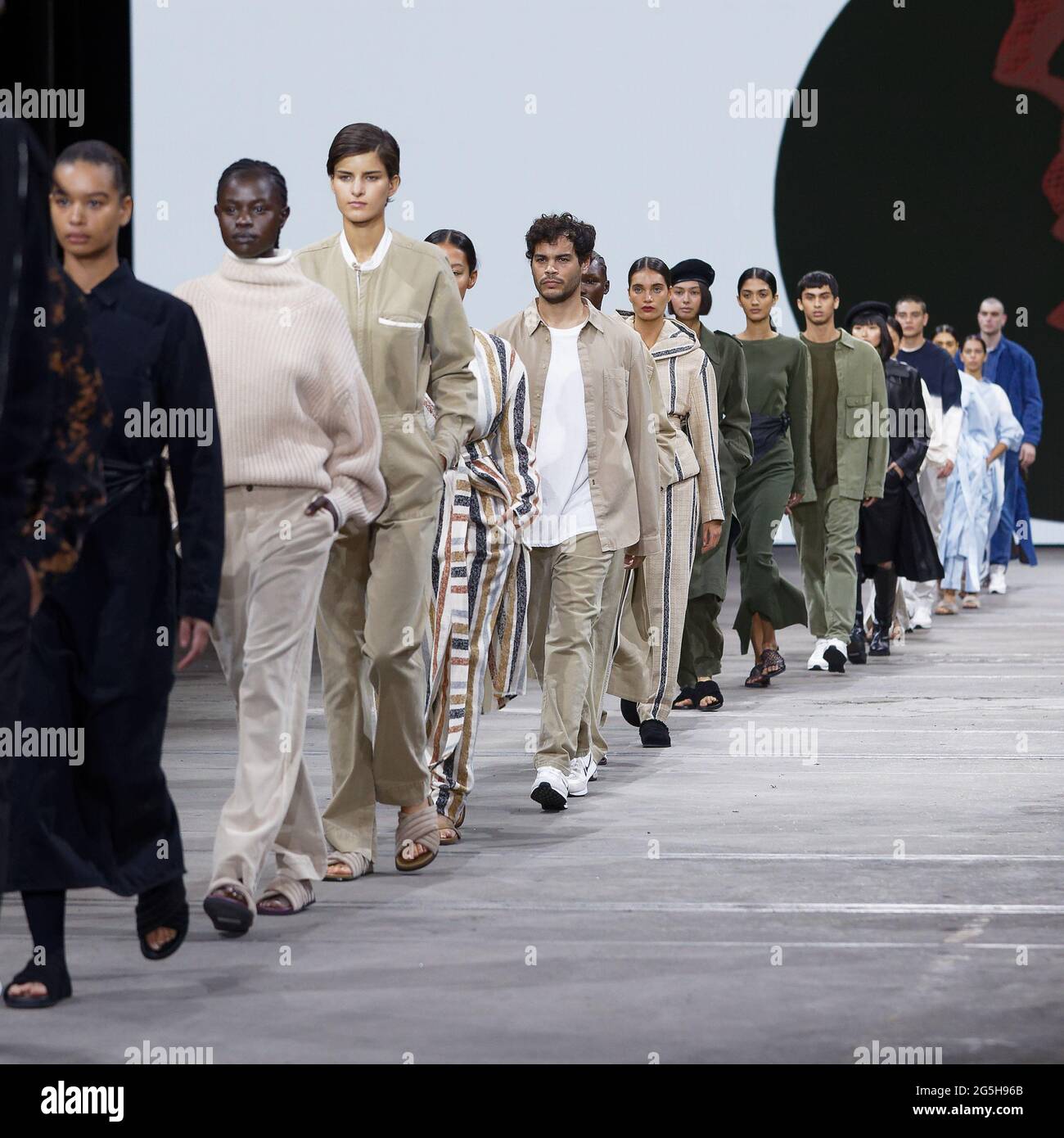 Modelle laufen auf der Piste während der BASSIKE Winter Collection 2021 Show während der AAFW Resort 2022 Collections bei Carriageworks am 1. Juni 2021 in Sydn Stockfoto