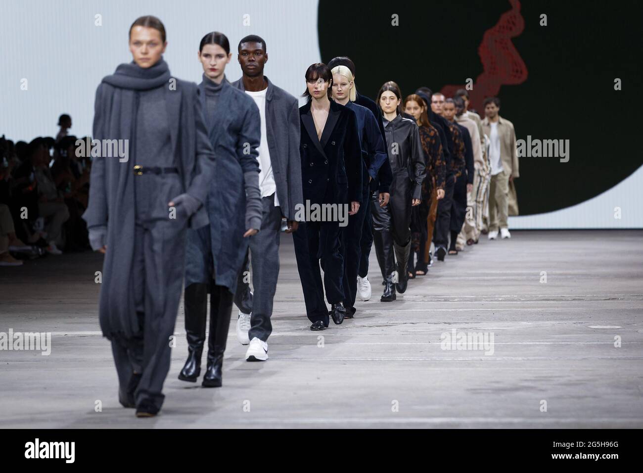 Modelle laufen auf der Piste während der BASSIKE Winter Collection 2021 Show während der AAFW Resort 2022 Collections bei Carriageworks am 1. Juni 2021 in Sydn Stockfoto