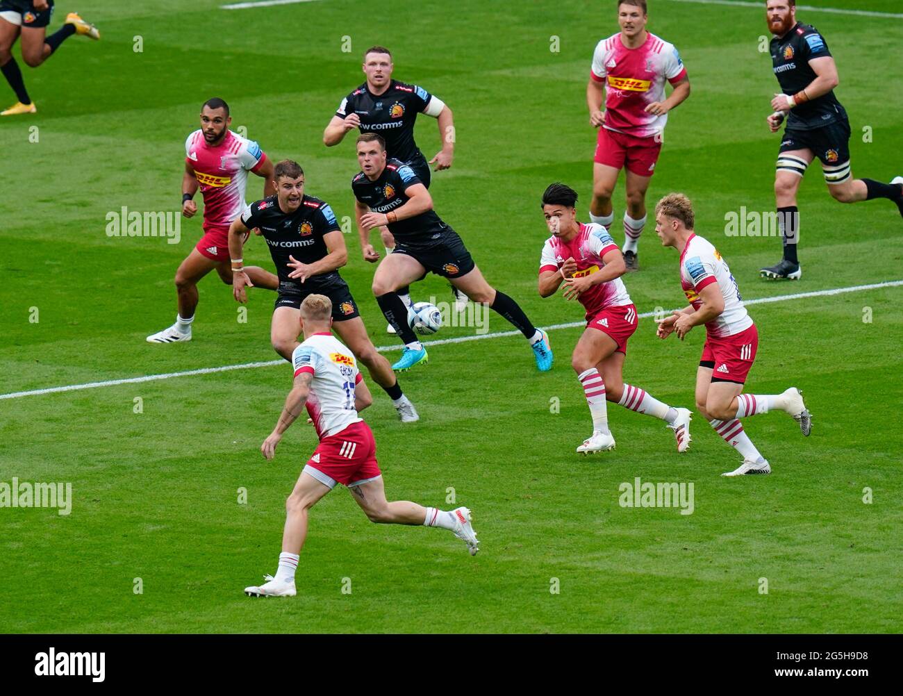 Harlekine fliegen zur Hälfte Marcus Smith übergibt den Ball während des Gallagher Premiership Rugby Finales, Exeter Chiefs -V- Harlekine, am Samstag, den 26. Juni 20 Stockfoto