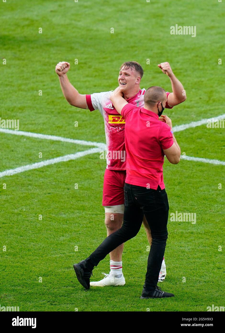 Harlequins No.8 Alex Dombrandt feiert den Sieg mit Mike Brown während des Gallagher Premiership Rugby Finales, Exeter Chiefs -V- Harlequin Stockfoto