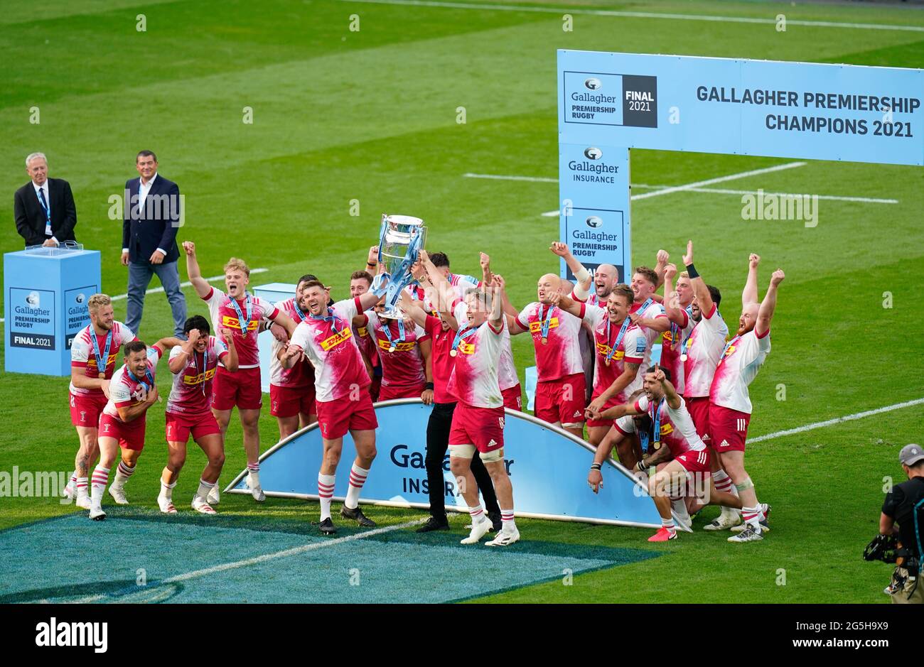Harlekine-Spieler feiern mit der Trophäe nach dem Gewinn des Gallagher Premiership Rugby Finales, Exeter Chiefs -V- Harlekins, am Samstag, den 26. Juni, Stockfoto