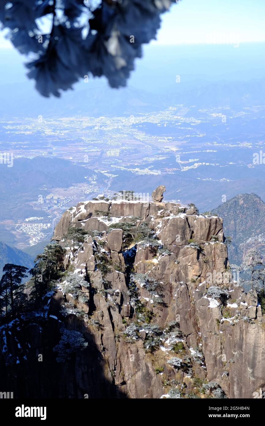 Affe Watching the Sea (猴子观海) ist ein Affenförmiger Felsblock auf dem Berg Huangshan (Gelber Berg), Anhui, China. Stockfoto