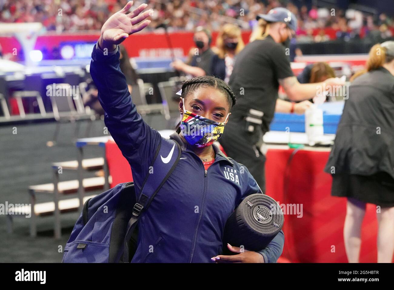 St. Louis, Usa. Juni 2021. Die Turnerin Simone Biles winkt den Fans zu, nachdem sie am 27. Juni 2021 den 2. Tag der US-Olympischen Frauenturnikspiele im The Dome im America's Center in St. Louis absolviert hat. Foto von Bill Greenblatt/UPI Credit: UPI/Alamy Live News Stockfoto