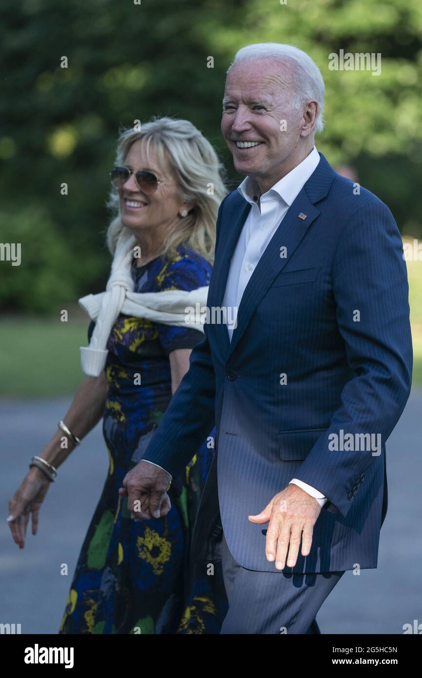 Washington, Usa. Juni 2021. US-Präsident Joe Biden und First Lady Jill Biden überqueren den South Lawn, nachdem sie am Sonntag, den 27. Juni 2021 in Washington, DC, Marine One im Weißen Haus verlassen haben. Die Rückkehr der Biden ins Weiße Haus, nachdem sie das Wochenende in Camp David verbracht hatten. Foto von Alex Edelman/UPI Credit: UPI/Alamy Live News Stockfoto
