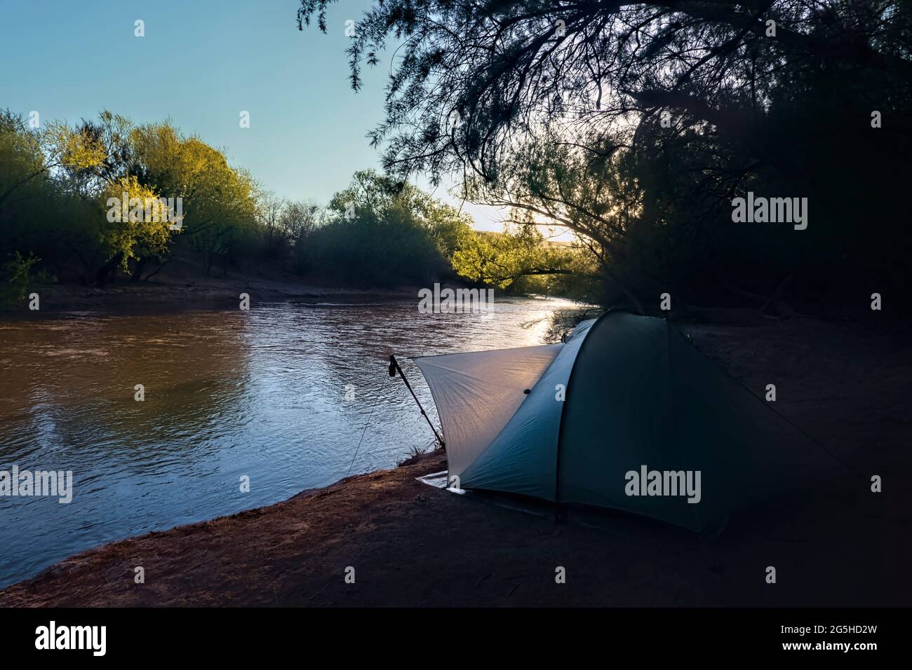 Malerischer Campingplatz am Gila River, Kearny, Arizona, USA Stockfoto