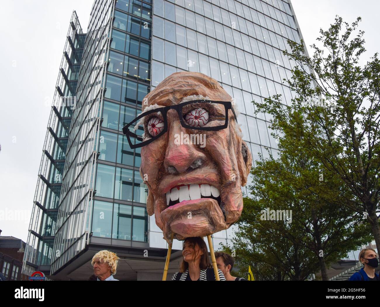 London, Großbritannien. Juni 2021. Demonstranten halten einen Papiermaché-Chef von Rupert Murdoch während des Protestes der Freien Presse vor dem Hauptquartier von News UK.Extinction Rebellion Demonstranten marschierten aus Protest gegen Korruption vom Parliament Square zum Hauptquartier von News UK, das Rupert Murdoch gehört, Und die ungenaue und unzureichende Berichterstattung über die Klima- und Umweltkrise durch mehrere große britische Zeitungen, die sich im Besitz von Milliardären befinden. Kredit: SOPA Images Limited/Alamy Live Nachrichten Stockfoto