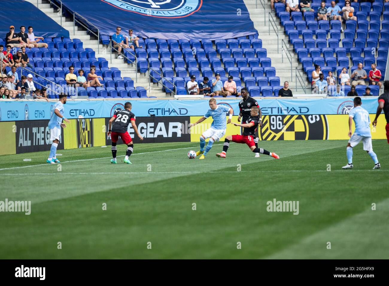 Harrison, NJ - 27. Juni 2021: Anton Tinnerholm (3) von NYCFC kontrolliert den Ball während des regulären Saisonspiels gegen DC United in der Red Bull Arena Stockfoto