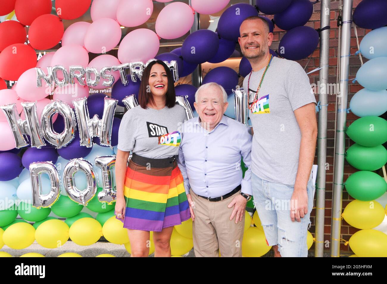 Die Schauspielerin Leslie Jordan (Mitte) und Vertreter von Nordstrom nehmen am Leslie Jordan x Nordstrom NYC Pride Event Teil, In New York City treffen und begrüßen Leslie Jordan und Nordstrom feiern den NYC Pride March am Standort Nordstrom Local West Village mit einem Kunden, der sich trifft und grüßt und sein neu veröffentlichtes Buch „How Y'all doing?: Missabenteuer und Unheil aus einem gelebten Leben“ unterzeichnet. Nordstrom ist stolz darauf, Gold Sponsor von NYC Pride 2021 zu sein. Das ganze Jahr über vergibt Nordstrom Stipendien und Finanzmittel für LGBTQIA-Organisationen wie das Hexrick-Martin-Institut, die Pride Foundation God's Stockfoto